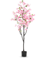 Il fiore di ciliegio artificiale rosa da 180 cm ha fiori rosa e foglie verdi in un piccolo vaso nero, su uno sfondo bianco semplice.