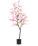 Il fiore di ciliegio artificiale rosa da 150 cm ha fiori di seta rosa e foglie verdi in un vaso nero, su uno sfondo bianco a tinta unita.