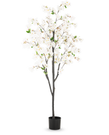 Il fiore di ciliegio artificiale bianco da 180 cm è un alto albero artificiale con diversi rami marrone scuro, fiori bianchi e foglie verdi in un semplice vaso nero, su uno sfondo bianco a tinta unita.
