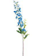 Il fiore artificiale Delphinium 79 cm blu ha un unico stelo lungo con fiori blu riuniti in mazzi e foglie verdi su sfondo bianco. I fiori vanno dal blu chiaro al blu intenso lungo la parte superiore dello stelo.