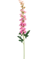 Un singolo fiore artificiale Delphinium 79 cm fiore rosa con foglie verdi profondamente lobate, isolato su sfondo bianco.