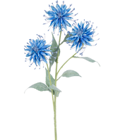 Il fiore artificiale Scabiosa Japonica 70 cm blu ha un unico stelo verde con tre fiori artificiali sottili e blu e diverse foglie verdi, su uno sfondo bianco semplice.