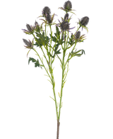 Il ramo di cardo artificiale blu da 68 cm ha un unico stelo con molteplici fiori di cardo blu appuntiti e foglie verdi seghettate, isolati su uno sfondo bianco.