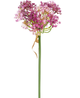Il fiore artificiale Allium viola da 60 cm ha un alto stelo verde con un grappolo a forma di cuore di piccoli fiori rosa e viola, accentuato da una sottile foglia marrone chiaro essiccata che si trova liberamente attorno allo stelo, su uno sfondo bianco.