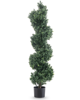 La spirale artificiale in legno di bosso stile romano UV 120 cm è una topiaria artificiale con fitte foglie a spirale verdi, in un semplice vaso nero e su uno sfondo bianco.