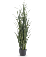 L'erba artificiale verde UV 120 cm è una pianta di erba artificiale alta con foglie verdi lunghe e sottili in un semplice vaso nero, su uno sfondo bianco semplice.