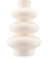 Il Vaso Meadow 21 cm beige è un vaso scultoreo in ceramica opaca con una forma ondulata e una superficie liscia, raffigurato su un semplice sfondo bianco.
