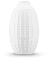 Il vaso Little Flora da 21 cm in bianco sporco è un vaso in ceramica opaca con un motivo puntinato in rilievo ispirato ai ricci di mare - ideale per fiori artificiali - su uno sfondo bianco a tinta unita.