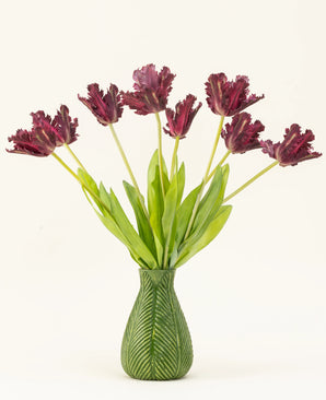 Il bouquet di fiori artificiali in seta French Parrocchetto Tulipano viola presenta tulipani viola scuro sfrangiati con lunghi steli verdi in un vaso con motivo a foglia verde, creando uno spettacolo sorprendente su uno sfondo bianco.