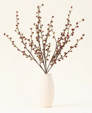 Il bouquet di fiori di seta artificiali Callicarpa viola è disposto a forma di ventaglio, perfetto per le esposizioni autunnali o per esporre vivaci fiori di seta viola su uno sfondo chiaro.