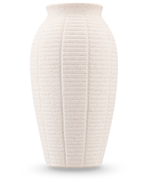 Il Vaso Wild Petal 26 cm beige è un vaso alto realizzato in ceramica strutturata con nervature verticali e bordo leggermente svasato, su uno sfondo bianco a tinta unita.