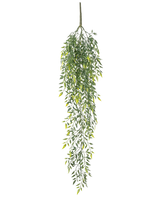 La pianta artificiale di bambù pendente da 90 cm è un arbusto artificiale di bambù pendente con molte piccole foglie su rami sottili, su uno sfondo bianco semplice.