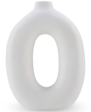 Il vaso Gentle 22 cm bianco sporco è un vaso ovale in ceramica bianco sporco con un centro cavo e una piccola apertura nella parte superiore, perfetto per fiori artificiali. Questo elegante vaso in ceramica si erge in posizione verticale su uno sfondo semplice.