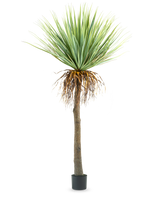 La pianta di Yucca artificiale alta 153 cm ha un tronco alto e ruvido di colore marrone con foglie verdi appuntite nella parte superiore e alcune foglie secche nella parte inferiore, su uno sfondo bianco semplice.