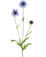 Il fiore artificiale Scabiosa 63 cm blu ha un unico stelo verde con tre rami, ciascuno coronato da un fiore viola-blu chiaro, simile a una margherita, e foglie verde scuro allungate al centro, il tutto su uno sfondo bianco semplice.