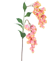 Il fiore artificiale Paniculata 95 cm ha un unico stelo con foglie verdi e mazzi di fiori rosa e gialli simili al glicine, splendidamente isolati su uno sfondo bianco.