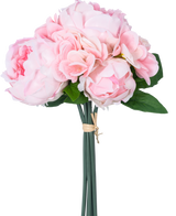 Il bouquet artificiale Mix Flowers Real Touch Pink 30 cm ha peonie e ortensie artificiali rosa chiaro con foglie verdi, legate insieme con una corda marrone, su uno sfondo bianco a tinta unita.