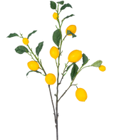 Il ramo artificiale di limone giallo da 104 cm ha un ramo con diversi limoni di colore giallo brillante e foglie verdi su sfondo bianco.