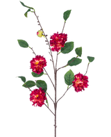 Il fiore artificiale Camelia giapponese 95 cm rosso vino ha un ramo marrone con foglie verdi, mazzi di vivaci fiori rosso vino e gialli e un piccolo bocciolo chiuso, il tutto su uno sfondo bianco.