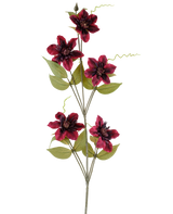 Un singolo fiore artificiale Clematis 78 cm bordeaux, uno stelo artificiale, composto da cinque fiori rosso intenso color bordeaux con centri scuri, circondati da foglie verdi e viticci arricciati, su uno sfondo bianco semplice.