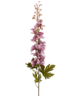 Un singolo stelo di fiore artificiale Delphinium da 79 cm color malva con molteplici fiori rosa e viola dai toni malva che sbocciano verso l'alto, accentuati da foglie verdi, raffigurati su uno sfondo bianco.