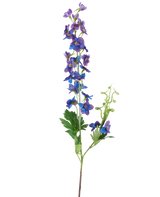 Un unico fiore artificiale Delphinium alto che misura 79 cm con uno stelo viola, caratterizzato da piccoli fiori viola e blu vivaci e foglie verdi su un semplice sfondo bianco.