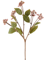 Un singolo stelo di fiori artificiali color malva di frutti di bosco, alto 53 cm, con rami multipli che portano grappoli di piccole bacche rotonde color malva e diverse foglie verdi ovali su uno sfondo bianco.