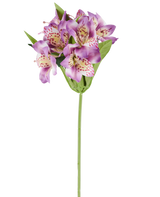 Un unico fiore artificiale di Alstroemeria di 47 cm, di colore lilla, con diversi fiori viola con macchie rosa, foglie verdi e stelo verde, fotografato su sfondo bianco.