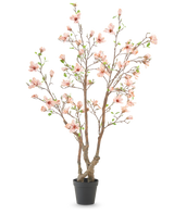 La pianta artificiale Magnolia 220 cm è un albero di magnolia artificiale in vaso con diversi rami marroni, fiori rosa chiaro e foglie verdi in un semplice vaso nero su sfondo bianco.