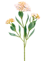 Il fiore artificiale Kalanchoe 47 cm rosa ha un unico stelo verde con tre mazzi di piccoli fiori rosa chiaro e color pesca e foglie verdi allungate seghettate, isolate su sfondo bianco.