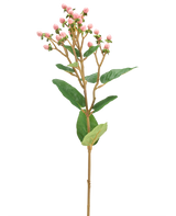 Il fiore artificiale Hypericum rosa da 65 cm ha mazzi di piccoli boccioli di fiori rosa e foglie verdi su un lungo e sottile stelo marrone, su uno sfondo bianco semplice.