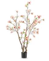 La pianta artificiale Magnolia 180 cm è un albero artificiale in vaso con rami multipli, fiori rosa chiaro e foglie verdi su uno sfondo bianco a tinta unita.