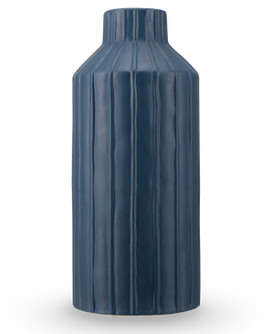 Il vaso Forest Curve 30 cm blu è un vaso alto e cilindrico con nervature verticali e finitura blu scuro opaco, raffigurato su un semplice sfondo bianco.