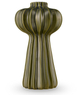 Il vaso Morning Dawdrop verde da 25 cm è un vaso alto e moderno con una finitura verde oliva lucida, creste verticali e una forma organica e scultorea che si assottiglia da una parte superiore sferica a un'elegante base scanalata.