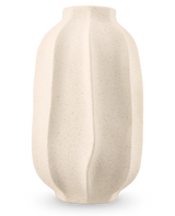 Il vaso Petal Shade 30 cm beige è un vaso realizzato in ceramica strutturata con finitura opaca e creste verticali ondulate organiche su uno sfondo grigio chiaro.