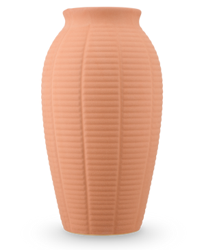 Il Vaso Wild Petal terra 26 cm è un vaso alto in ceramica color pesca con una texture a coste verticali e un bordo leggermente svasato.