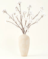 Il bouquet di fiori artificiali Silk Fiore di ciliegio crema 114 cm è alto in un vaso di ceramica beige e porta una decorazione serena in ogni stanza con i suoi delicati rami color crema su uno sfondo chiaro.