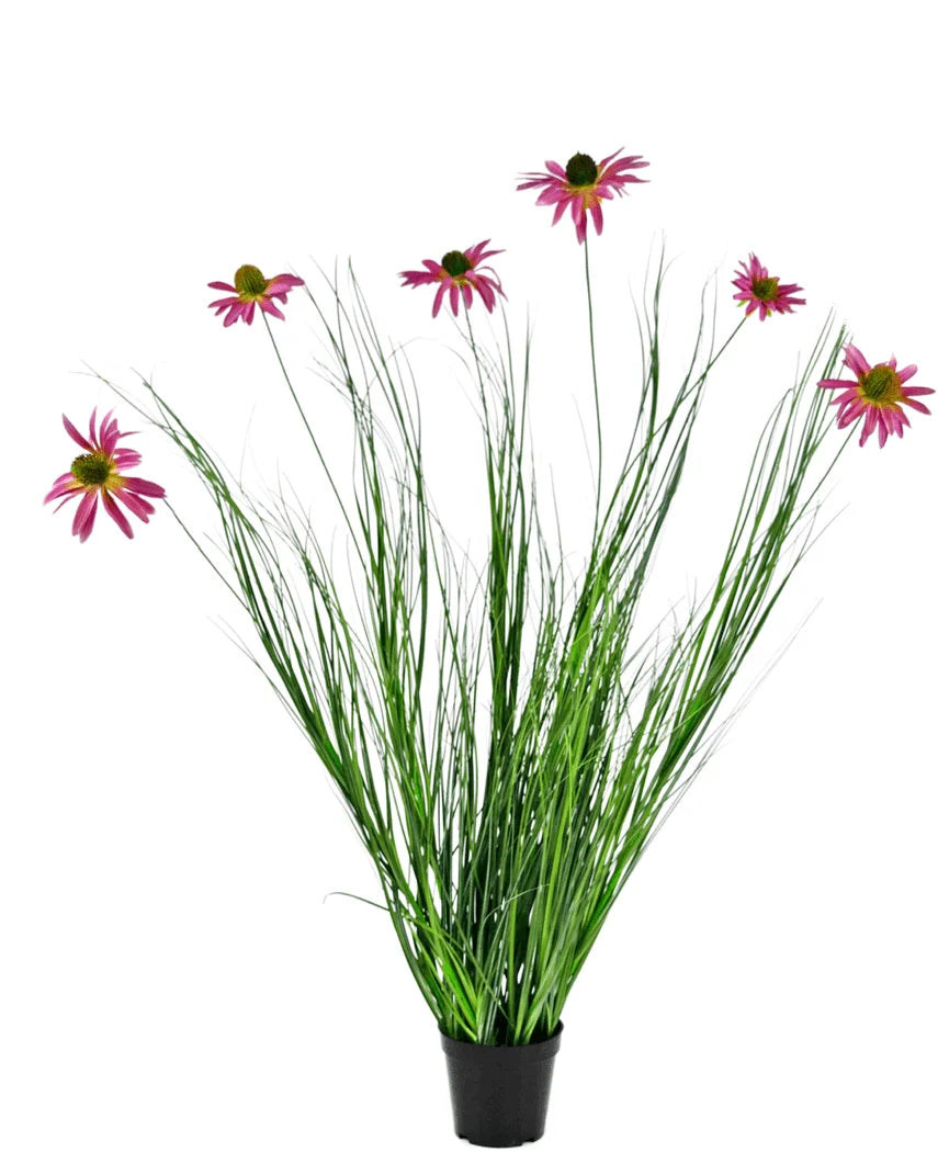 La pianta di erba artificiale crisantemo ignifuga da 100 cm è una pianta in vaso con lunghe foglie verdi e lunghi steli sormontati da fiori rosa brillante simili a margherite, su uno sfondo bianco.