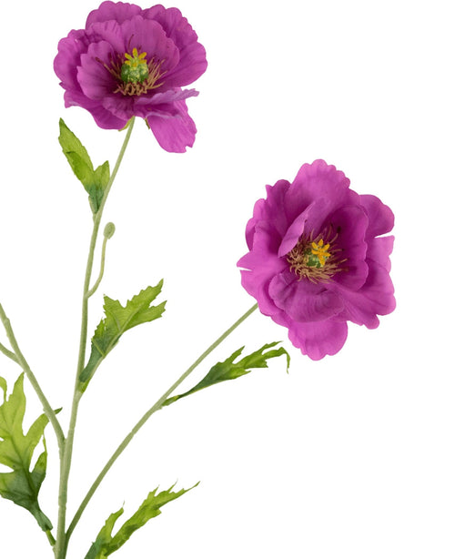 Il papavero artificiale Real Touch Purple da 65 cm ha due vivaci papaveri artificiali viola con volant nei petali e un cuore giallo su steli verdi con foglie su uno sfondo bianco.