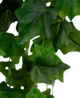 Primo piano di Edera Artificiale 105 cm verde: foglie di edera artificiale verde rigoglioso con venature visibili e una consistenza leggermente lucida, sovrapposte l'una all'altra su uno sfondo bianco.