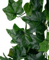 Primo piano di edera artificiale verde 180 cm: diverse foglie di edera verde artificiale con venature visibili e consistenza realistica, su sfondo bianco.