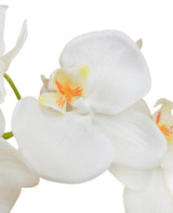 Un primo piano dell'orchidea artificiale bianca da 58 cm, con morbidi petali bianchi con un tocco di giallo e arancione al centro, su uno sfondo bianco semplice.