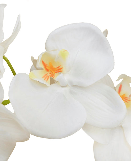 Un primo piano dell'orchidea artificiale bianca da 58 cm, con morbidi petali bianchi con un tocco di giallo e arancione al centro, su uno sfondo bianco semplice.