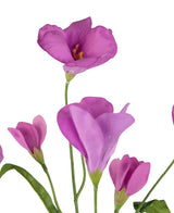 Il rododendro artificiale Azalea Real Touch Purple da 80 cm ha fiori di azalea viola realistici con steli e foglie verdi su uno sfondo bianco. Alcuni fiori sono completamente aperti, mentre altri sono parzialmente chiusi.