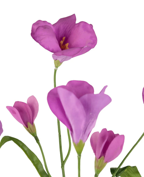 Il rododendro artificiale Azalea Real Touch Purple da 80 cm ha fiori di azalea viola realistici con steli e foglie verdi su uno sfondo bianco. Alcuni fiori sono completamente aperti, mentre altri sono parzialmente chiusi.