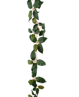 La ghirlanda artificiale Tradescantia verde 180 cm ha una lunga pianta rampicante pendente con foglie verdi ovali e steli sottili rossastri, raffigurati su uno sfondo bianco.