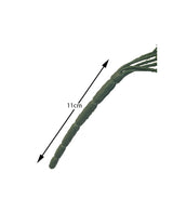 Primo piano del fusto verde e strutturato della Pianta artificiale ricadente Sudo 110 cm con una freccia che indica la lunghezza di 11 cm; parte di questa pianta artificiale sporge dallo sfondo bianco a destra.