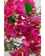 Primo piano del fiore artificiale Bougainvillea viola da 90 cm, con vivaci petali viola, foglie verdi e sottili steli marroni con centri giallo-verdi dettagliati per un accento floreale realistico.
