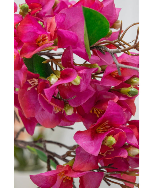 Primo piano del fiore artificiale Bougainvillea viola da 90 cm, con vivaci petali viola, foglie verdi e sottili steli marroni con centri giallo-verdi dettagliati per un accento floreale realistico.