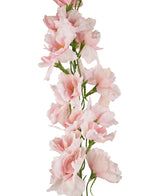 Un primo piano della ghirlanda di fiori artificiali Delphinium Real Touch Pink da 90 cm, con molteplici fiori rosa tenui e steli verdi, su uno sfondo bianco.
